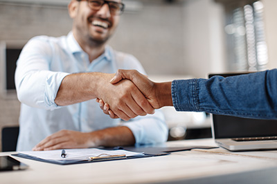Handshake over signing a contract for SEO OCean County services for a contractor